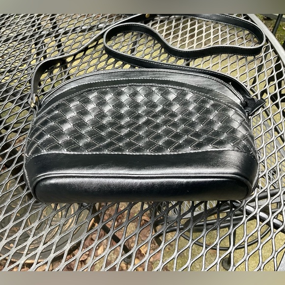 Nice Weaved Vegan Leather Adjustable Strap Crossbody/Shoulder Bag! - Picture 5 of 14